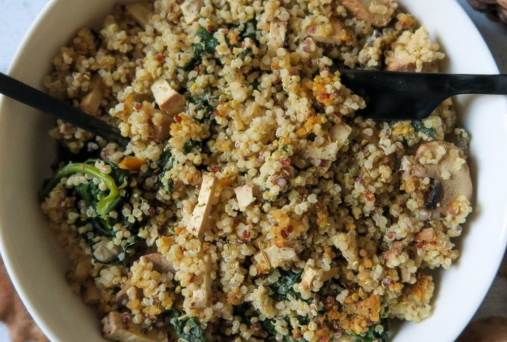 GRATIN DE QUINOA, EPINARDS, CHAMPIGNONS & TOFU FUMÉ